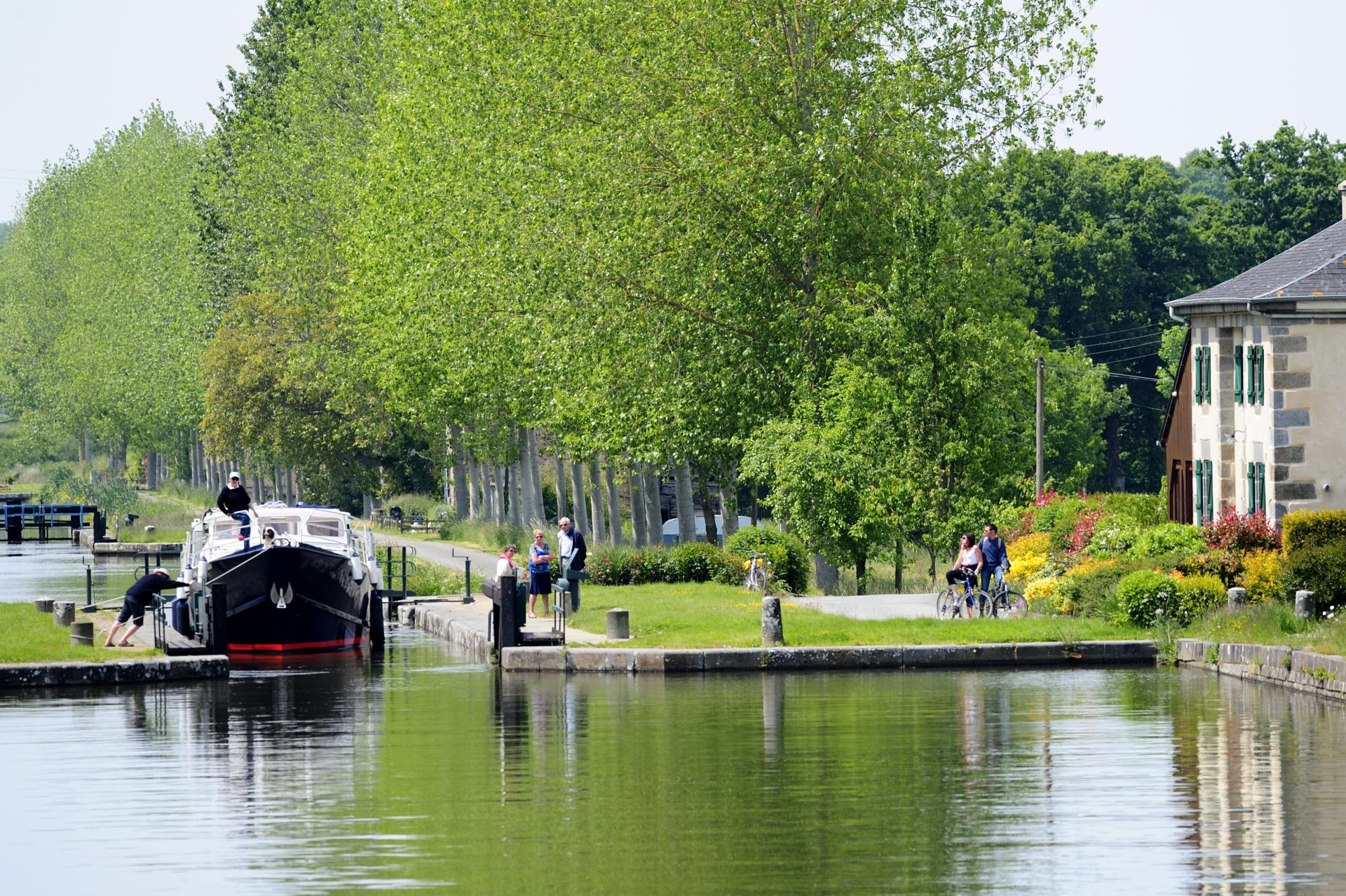 Résultat de recherche d'images pour "Les onze écluses d'HédéâÂÂBazouges et le canal d'IlleâÂÂetâÂÂRance. Liaison fluviale"